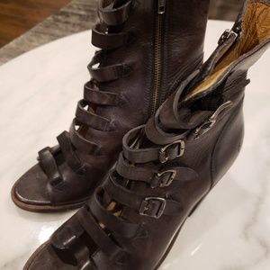 Frye Izzy Belted Distressed size 9